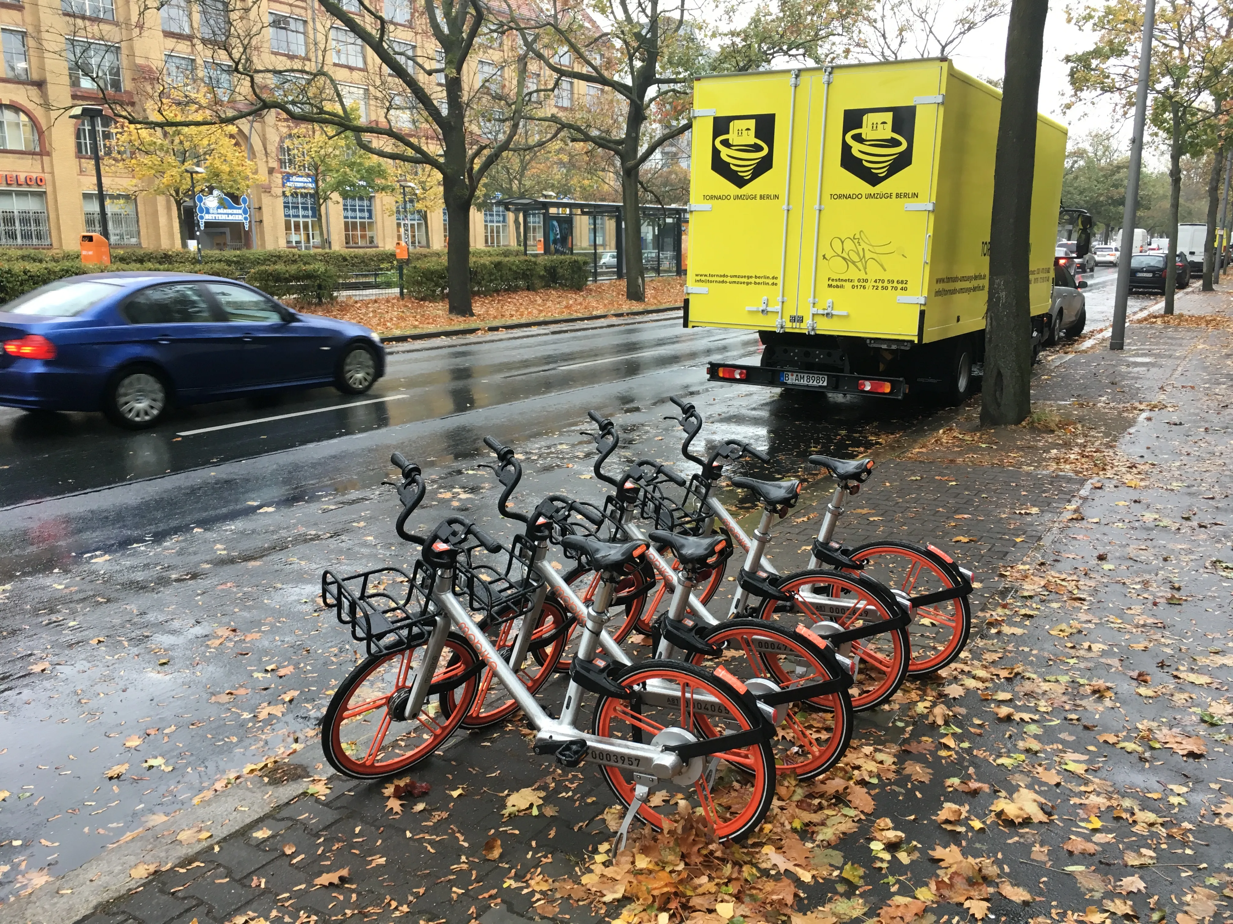 ein Stapel mobikes am Straßenrand