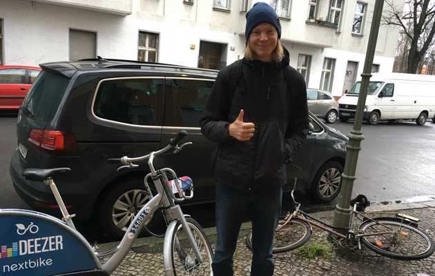 ich neben einem Nextbike in winterlichem Ambiente