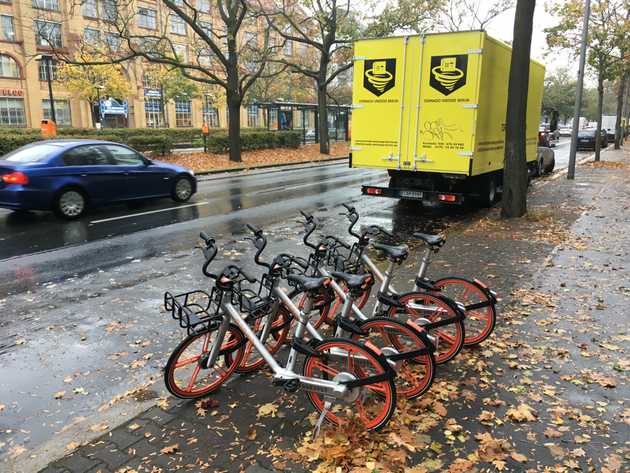 ein Stapel mobikes am Straßenrand